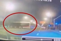 71路公交车爆料视频,一幕幕温馨瞬间，带你感受城市流动风景